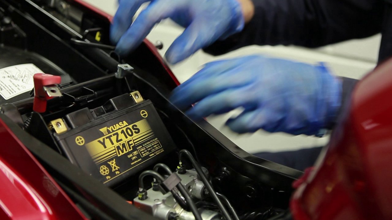 batterie-moto-yuasa-officine-rideup1